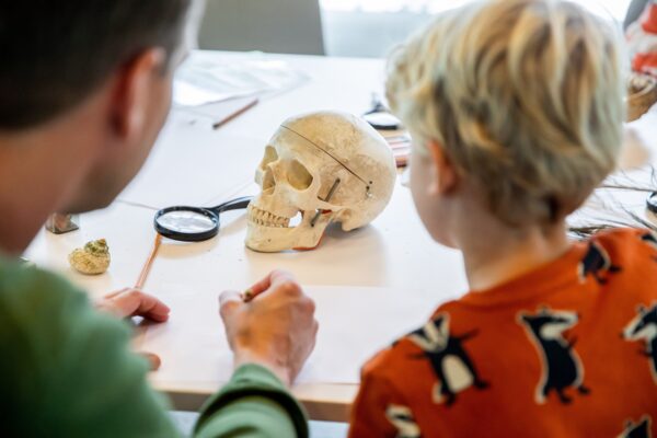 Kijk, teken en schrijf al je vragen op!